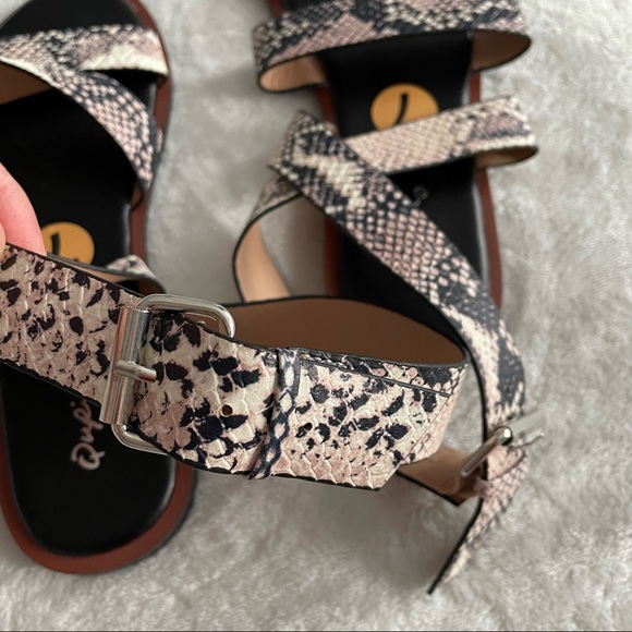 Qupid Women’s Flat Gladiator Sandals Snake Skin Strap Design - Picture 10 of 11